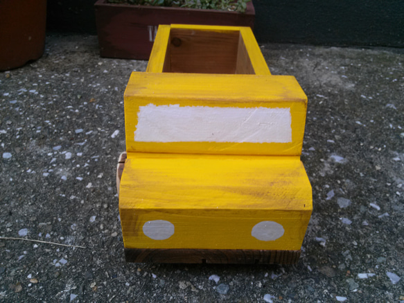 手作りジャンクな、木工トラックプランター黄色 4枚目の画像