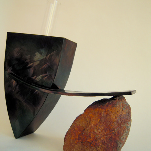 オブジェのような鉄と試験管と石の花器 一輪挿し・花瓶・花器 鉄の造形