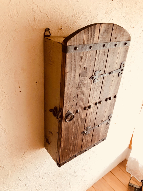 古い木製ドア風の古材キーボックス 　ダークブラウン　ホワイト 1枚目の画像