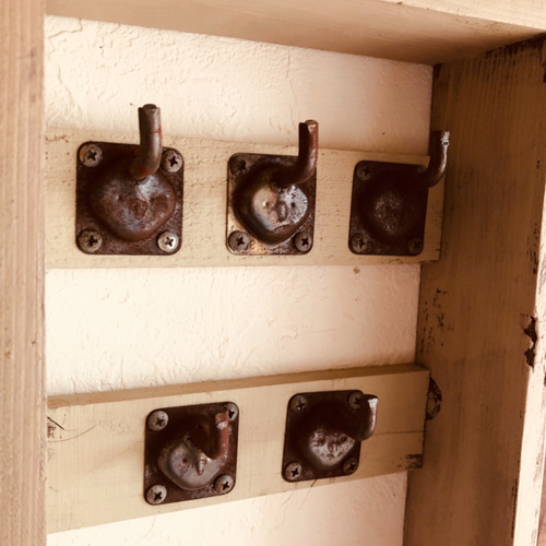 古い木製ドア風の古材キーボックス ダークブラウン ホワイト 壁掛け