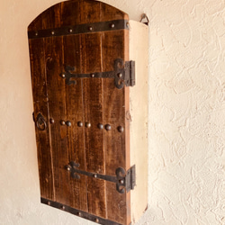 古い木製ドア風の古材キーボックス 　ダークブラウン　ホワイト 2枚目の画像