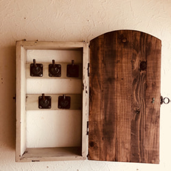 古い木製ドア風の古材キーボックス 　ダークブラウン　ホワイト 4枚目の画像