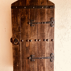 古い木製ドア風の古材キーボックス 　ダークブラウン　ホワイト 3枚目の画像