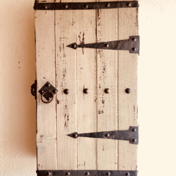 古い木製ドア風の古材キーボックス  ホワイト 3枚目の画像