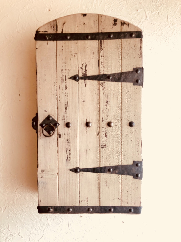 古い木製ドア風の古材キーボックス  ホワイト 3枚目の画像