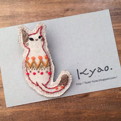 ねこの刺繍ブローチ no.1/レッド/Ssize 1枚目の画像