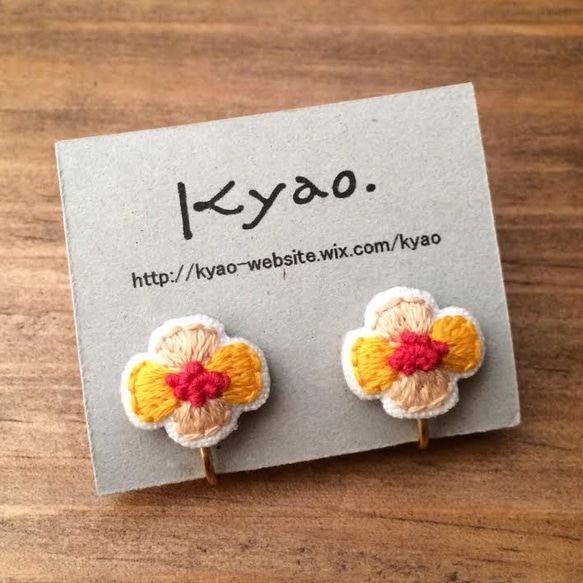 お花の刺繍イヤリング/イエロー 1枚目の画像