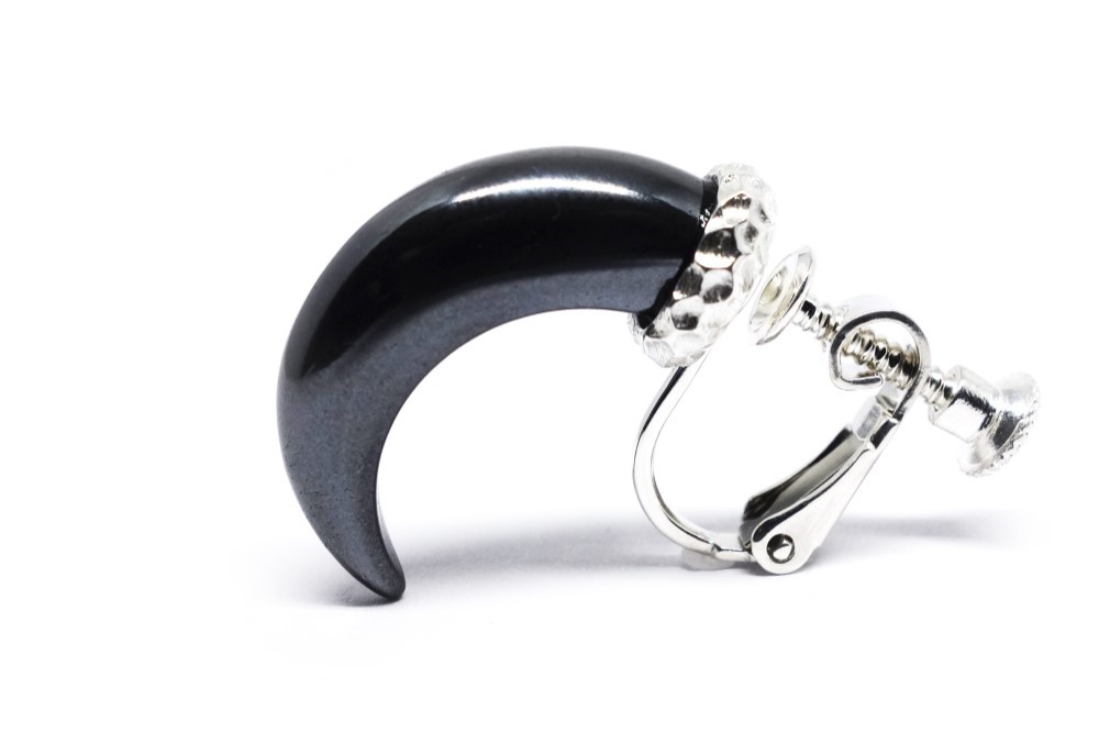 牙や角のようなヘマタイトSV925イヤリング【Pio by Parakee】 fang, claw  earrings