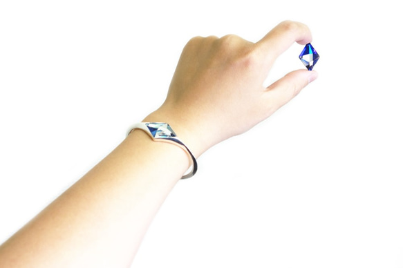 ユニセックスバングル・青の世界：スワロフスキー・クリスタル&SV925【Pio by Parakee】 8枚目の画像