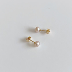 淡水真珠：button pearl pierce 2枚目の画像