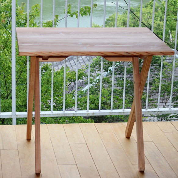 93cm✕40cm高さ70cm　頑丈杉無垢板のシンプルな折りたたみテーブル机 2枚目の画像