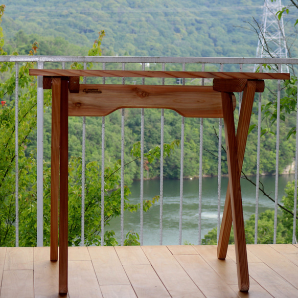 93cm✕40cm高さ70cm　頑丈杉無垢板のシンプルな折りたたみテーブル机 3枚目の画像