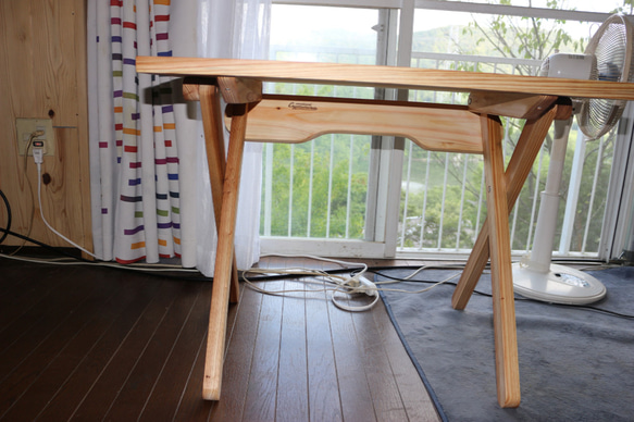 78cm×59cm高さ55cm 送料無料☆杉無垢板のシンプルな折りたたみテーブル机★ガーデンテーブル☆アウトドアテーブル 5枚目の画像