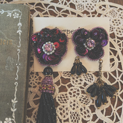 ★イヤリング★ otonaパンジー＆蝶々　ビーズ刺繍 Black×Purple 2枚目の画像