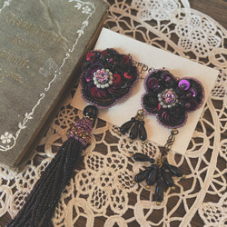 ★イヤリング★ otonaパンジー＆蝶々　ビーズ刺繍 Black×Purple 3枚目の画像