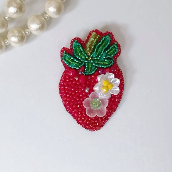 ☆いちご☆　ビーズ刺繍  ブローチ 1枚目の画像