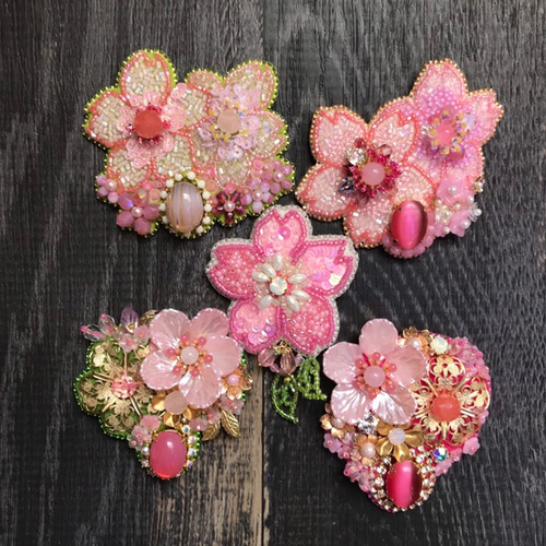いちご 桜 ビーズ 刺繍ブローチ ハンドメイドアクセサリー いちご様 専用 桜 ビーズ 刺繍ブローチ ハンドメイド