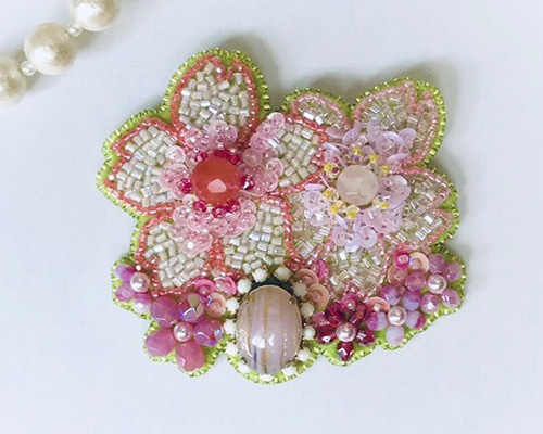 いちご 桜 ビーズ 刺繍ブローチ ハンドメイドアクセサリー いちご様 専用 桜 ビーズ 刺繍ブローチ ハンドメイドアクセサリー