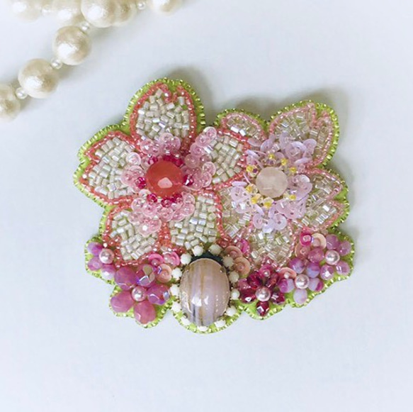ビーズ刺繍ブローチ 桜<白ピンク> ブローチ Beeeads 通販