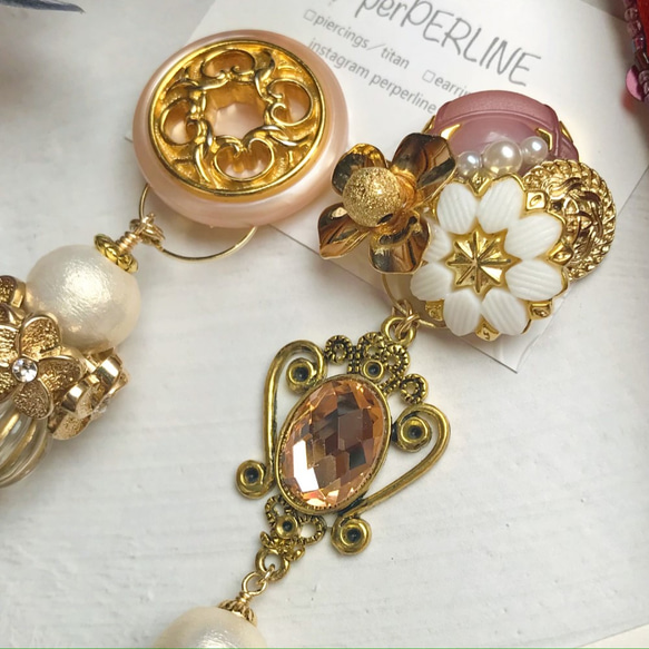 ヴィンテージボタン ピアス/イヤリング  2way大ぶり Pink×White×Gold メタルフラワー 3枚目の画像