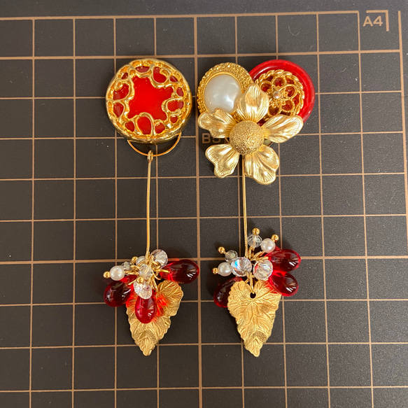 ヴィンテージボタン 2wayピアス/イヤリング  大ぶり  Red×Pearl×Brassflower 7枚目の画像