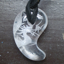 龍彫水晶勾玉ネックレス 1枚目の画像