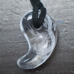 龍彫水晶勾玉ネックレス 2枚目の画像
