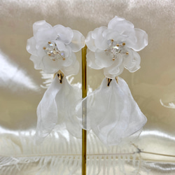 結婚式 すりガラス風  大ぶり フラワーカボション シフォン フラワータッセル ウエディング ブライダル イヤリング 2枚目の画像