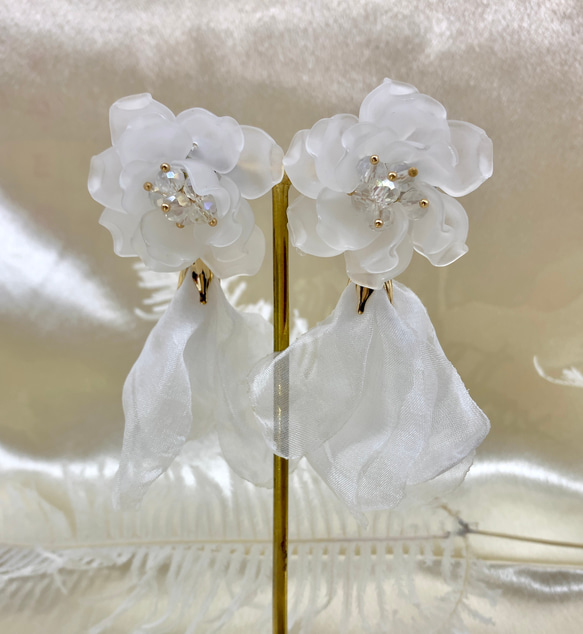 結婚式 すりガラス風  大ぶり フラワーカボション シフォン フラワータッセル ウエディング ブライダル イヤリング 2枚目の画像