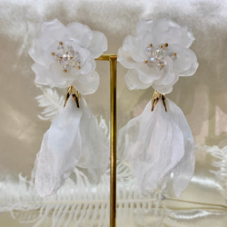 結婚式 すりガラス風  大ぶり フラワーカボション シフォン フラワータッセル ウエディング ブライダル イヤリング 3枚目の画像