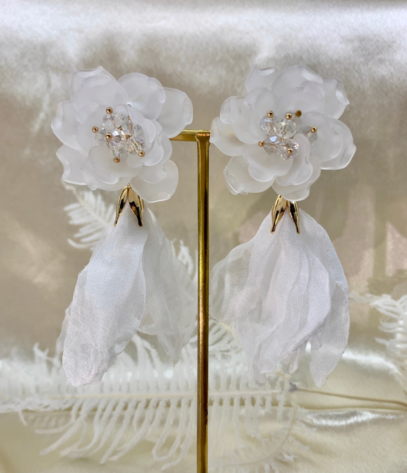 結婚式 すりガラス風  大ぶり フラワーカボション シフォン フラワータッセル ウエディング ブライダル イヤリング 3枚目の画像