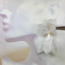 結婚式 すりガラス風  大ぶり フラワーカボション シフォン フラワータッセル ウエディング ブライダル イヤリング 6枚目の画像