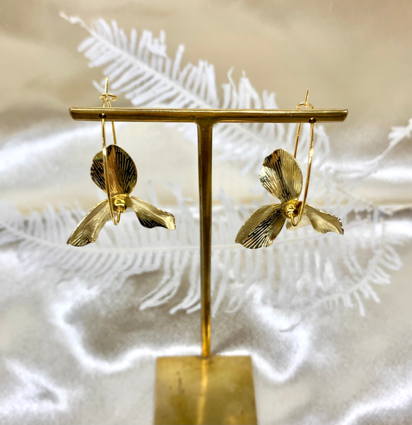 結婚式 ゴールドフラワーフープピアス 大ぶりゴールド  フラワー フープ ブライダル ウエディング 花嫁 3枚目の画像