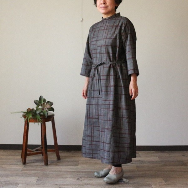 フリルスタンドカラーのワンピースM　ピンタック　大島紬　着物リメイク フリルスタンドカラーのワンピースM ピンタック 大島紬 着物リメイク