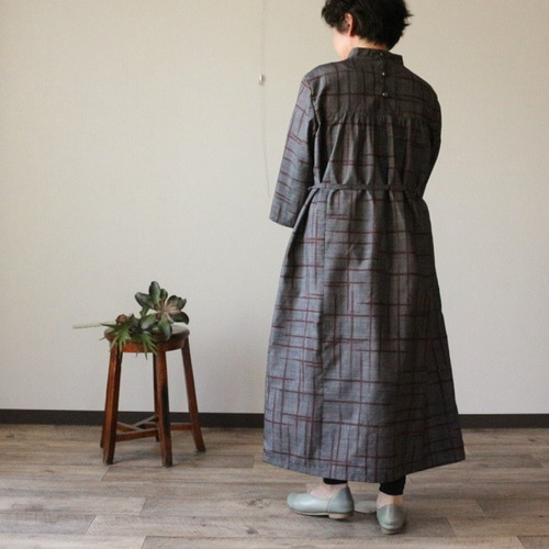 着物リメイク 赤格子柄大島紬後ろ切替スタンドカラーワンピース