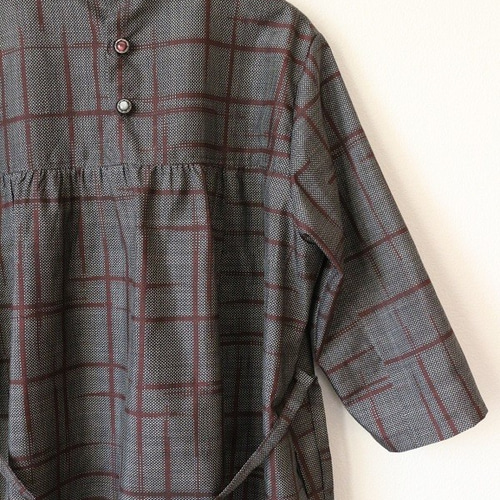 着物リメイク 赤格子柄大島紬後ろ切替スタンドカラーワンピース