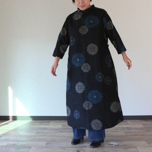 着物リメイク 青白菊模様紬後ろ切替スタンドカラーワンピース