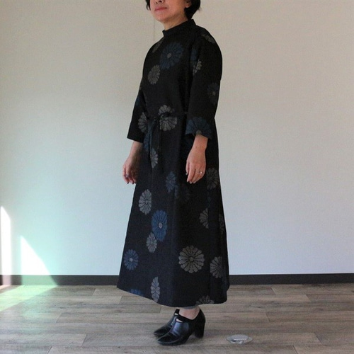 着物リメイク 青白菊模様紬後ろ切替スタンドカラーワンピース
