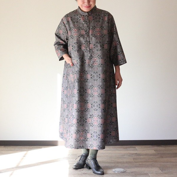 フリルスタンドカラーのワンピースM　ピンタック　大島紬　着物リメイク フリルスタンドカラーのワンピースM ピンタック 大島紬 着物リメイク