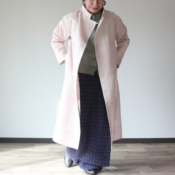 着物リメイク　さくら市松紬と若草合せスタンドカラーラップコート 2枚目の画像