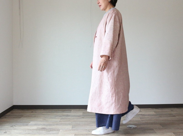 着物リメイク　赤刺し子紬Ｖ衿コート 4枚目の画像