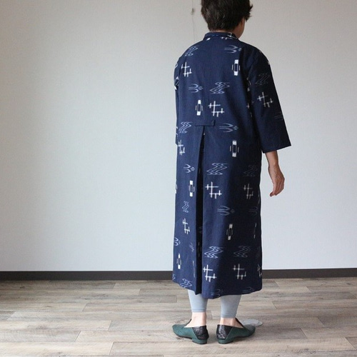 ボウカラーゆったりワンピース　着物リメイク　小紋　薄紫 着物リメイク、Sサイズ、青のVネック切り替えワンピース