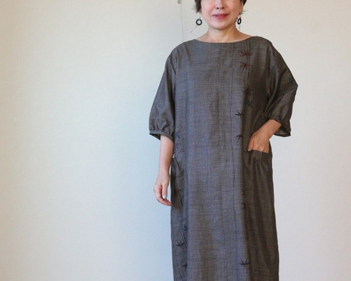 No219大島紬着物リメイク　 重ね襟タックスリーブワンピ (被りタイプ） 着物リメイク 草花繋ぎ模様茶泥大島タックポケットワンピース