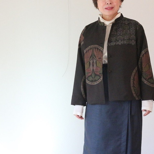 着物リメイク 孔雀と抽象幾何学大島紬スタンドカラージャケット 