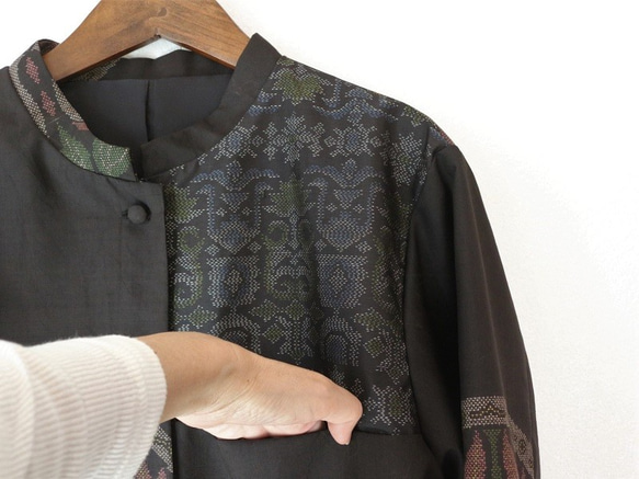 着物リメイク　孔雀と抽象幾何学大島紬スタンドカラージャケット 8枚目の画像