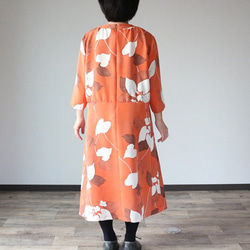 着物リメイク　草花紋錦紗のレトロワンピース 4枚目の画像