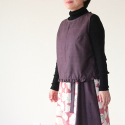 着物リメイク　紫に軸柄大島紬裾フリルブラウス 1枚目の画像