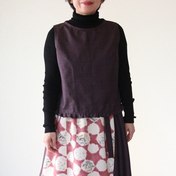 着物リメイク　紫に軸柄大島紬裾フリルブラウス 3枚目の画像