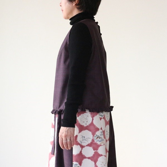 着物リメイク　紫に軸柄大島紬裾フリルブラウス 4枚目の画像