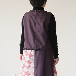 着物リメイク　紫に軸柄大島紬裾フリルブラウス 5枚目の画像